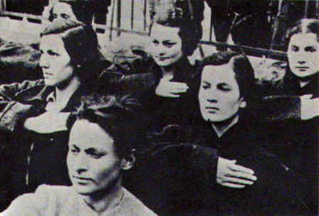 Studente din Cettuile de Fete salutnd cortegiul cu prilejul renhumrii Cpitanului Corneliu Zelea Codreanu (30 Noembrie 1940)