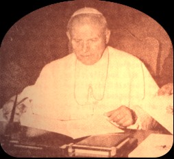 Papa Ioan Paul al II-lea semnand Enciclica papala cu titlul "Slavorum Apostolorum"