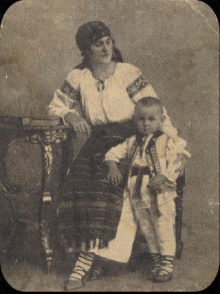 Bunica autoarei &icirc;ntr'o vedere de epoc&atilde; (sotia Pr. Epaminonda Lucaciu, fiul memorandistului)
